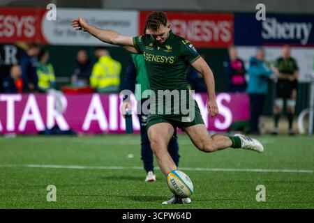 Galway, Republik Irland. September 2025. Cathal Forde von Connacht Rugby absolvierte am 27. September 2025 im Dexcom Stadium in Galway, Irland eine Conversion während des Spiels der United Rugby Championship Round 1 zwischen Connacht Rugby und Benetton Rugby (Foto: Andrew SURMA/ Credit: SIPA USA/Alamy Live News) Stockfoto