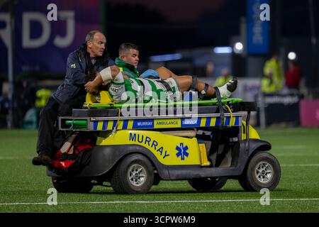 Galway, Republik Irland. September 2025. Ivan Nemer von Benetton Rugby verlässt das Feld während des Spiels der United Rugby Championship Runde 1 zwischen Connacht Rugby und Benetton Rugby im Dexcom Stadium in Galway, Irland am 27. September 2025 verletzt (Foto: Andrew SURMA/ Credit: SIPA USA/Alamy Live News Stockfoto