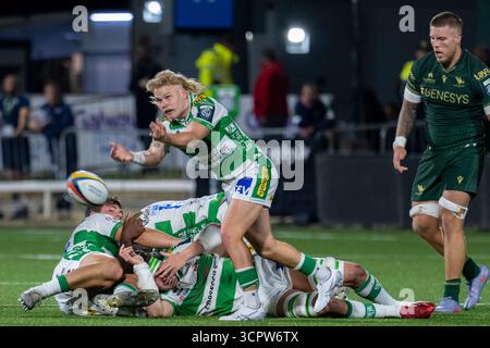 Galway, Republik Irland. September 2025. Louis Werchon von Benetton Rugby übergibt den Ball während des Spiels der United Rugby Championship Runde 1 zwischen Connacht Rugby und Benetton Rugby im Dexcom Stadium in Galway, Irland am 27. September 2025 (Foto: Andrew SURMA/ Credit: SIPA USA/Alamy Live News) Stockfoto