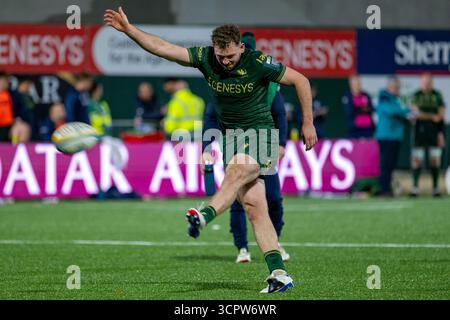 Galway, Republik Irland. September 2025. Cathal Forde von Connacht Rugby absolvierte am 27. September 2025 im Dexcom Stadium in Galway, Irland eine Conversion während des Spiels der United Rugby Championship Round 1 zwischen Connacht Rugby und Benetton Rugby (Foto: Andrew SURMA/ Credit: SIPA USA/Alamy Live News) Stockfoto