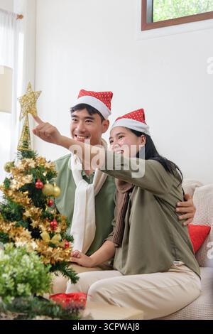 Weihnachten Happy Pärchen lieben Urlaub Winter, Hausfeier zeigt eine Frau mit Goldstern auf Stockfoto