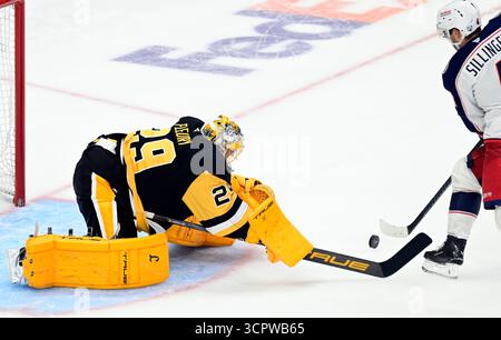 Pittsburgh Penguins Torhüter Marc-Andre Fleury während des Sonderschießens nach dem Sieg 4-1 gegen die Columbus Blue Jackets in der PPG Paintings Arena in Pittsburgh am Samstag, den 27. September 2025. Marc-Andre Fleury unterschrieb einen professionellen Tryout-Vertrag und spielte die dritte Periode bei den Penguins, um seine Karriere in einer Penguins-Uniform zu beenden. Foto von Archie Carpenter/UPI. Stockfoto