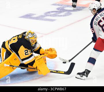 Pittsburgh Penguins Torhüter Marc-Andre Fleury während des Sonderschießens nach dem Sieg 4-1 gegen die Columbus Blue Jackets in der PPG Paintings Arena in Pittsburgh am Samstag, den 27. September 2025. Marc-Andre Fleury unterschrieb einen professionellen Tryout-Vertrag und spielte die dritte Periode bei den Penguins, um seine Karriere in einer Penguins-Uniform zu beenden. Foto von Archie Carpenter/UPI. Stockfoto