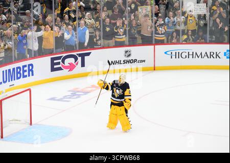 Pittsburgh Penguins Torhüter Marc-Andre Fleury winkt den Fans nach dem Sieg 4-1 gegen die Columbus Blue Jackets in der PPG Paints Arena in Pittsburgh am Samstag, den 27. September 2025. Marc-Andre Fleury unterschrieb einen professionellen Tryout-Vertrag und spielte die dritte Periode bei den Penguins, um seine Karriere in einer Penguins-Uniform zu beenden. Foto von Archie Carpenter/UPI. Stockfoto