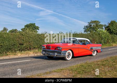 1958 50er Jahre amerikanisches Red Buick Super Riviera Coupe. Benzin 5957 ccm; Oldtimer-Enthusiasten reisen mit hoher Geschwindigkeit zur Cheshire Classic Car Show, Großbritannien Stockfoto