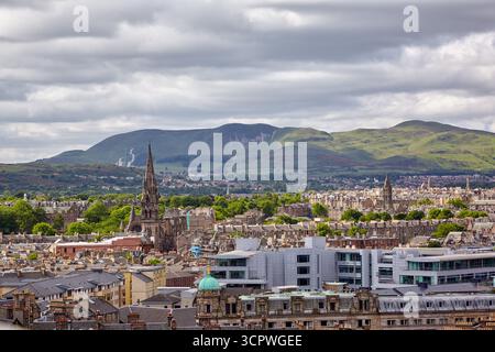 Aus der Vogelperspektive auf das historische Zentrum in der Nähe von Edinburgh Castle mit den alten und einigen neuen Gebäuden. Edinburgh. Schottland Stockfoto