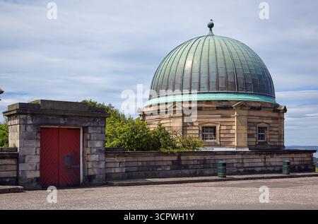 Die größte Kuppel in der nordöstlichen Ecke des City Observatory auf dem Calton Hill. Heute restauriert und als Kollektiv eröffnet, Zentrum für zeitgenössische Kunst Stockfoto