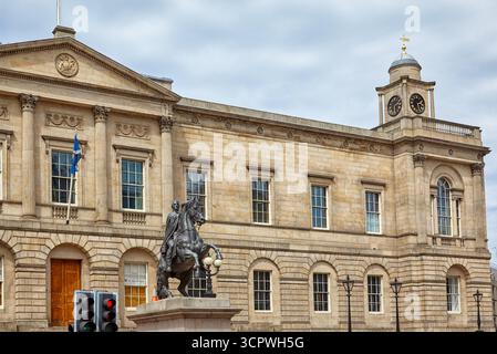 Der Blick auf das National Archives of Scotland, die ehemaligen National Records of Scotland mit einer Reiterstatue von Arthur Wellesley, 1. Duke of Wellington Stockfoto