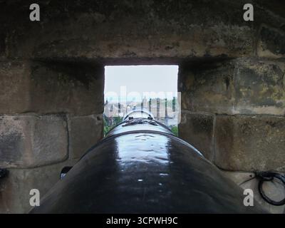 Der Blick durch das Schießloch in der Mauer von Edinburgh Castle auf die Gebäude der Altstadt. Schottland Stockfoto