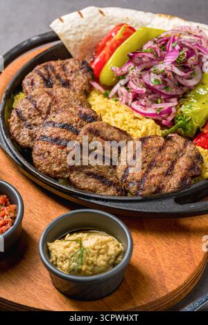 Türkische Fleischbällchen traditionelle Kofte. Würzige Fleischbällchen Kebab oder Kebap Stockfoto