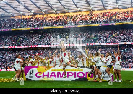 London, Großbritannien, 27. September 2025 das englische Team feiert den Sieg im Finale der Frauen-Rugby-Weltmeisterschaft im Allianz Stadium, Twickenham, London, Großbritannien. Alex Williams / Alamy Live News Stockfoto