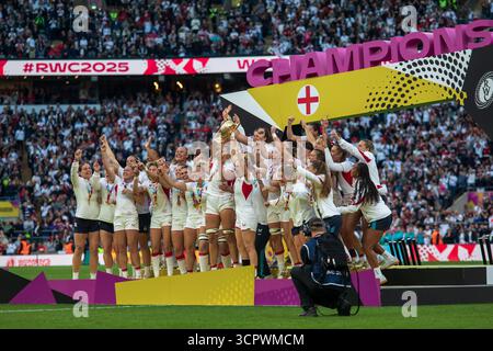 London, Großbritannien, 27. September 2025 das englische Team feiert den Sieg im Finale der Frauen-Rugby-Weltmeisterschaft im Allianz Stadium, Twickenham, London, Großbritannien. Alex Williams / Alamy Live News Stockfoto