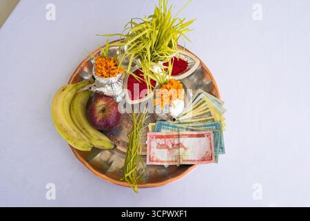 Tika und Jamara wurden in ein silbernes Utensilien mit Gerstensprossen, Geld und Früchten für die Vijaya Dashami Zeremonie während des Dashain Festivals in Nepal gelegt. Stockfoto