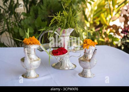Tika und Jamara wurden in ein silbernes Utensilien mit Gerstensprossen, Geld und Früchten für die Vijaya Dashami Zeremonie während des Dashain Festivals in Nepal gelegt. Stockfoto
