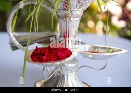Tika und Jamara wurden in ein silbernes Utensilien mit Gerstensprossen, Geld und Früchten für die Vijaya Dashami Zeremonie während des Dashain Festivals in Nepal gelegt. Stockfoto