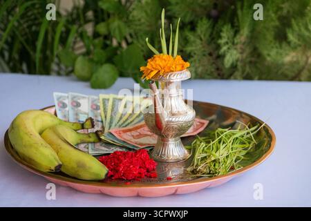 Tika und Jamara wurden in ein silbernes Utensilien mit Gerstensprossen, Geld und Früchten für die Vijaya Dashami Zeremonie während des Dashain Festivals in Nepal gelegt. Stockfoto