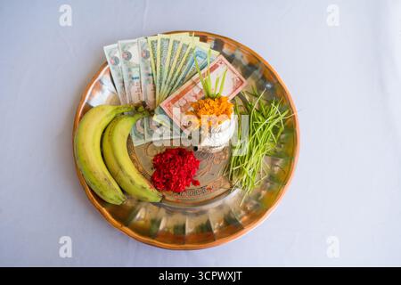 Tika und Jamara wurden in ein silbernes Utensilien mit Gerstensprossen, Geld und Früchten für die Vijaya Dashami Zeremonie während des Dashain Festivals in Nepal gelegt. Stockfoto