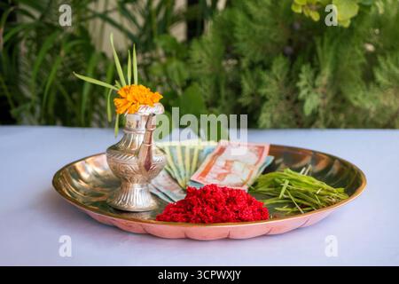 Tika und Jamara wurden in ein silbernes Utensilien mit Gerstensprossen, Geld und Früchten für die Vijaya Dashami Zeremonie während des Dashain Festivals in Nepal gelegt. Stockfoto