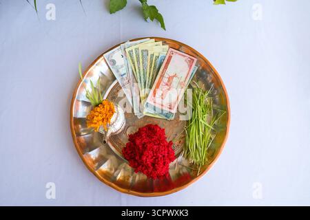Tika und Jamara wurden in ein silbernes Utensilien mit Gerstensprossen, Geld und Früchten für die Vijaya Dashami Zeremonie während des Dashain Festivals in Nepal gelegt. Stockfoto
