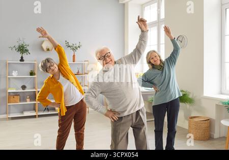 Sportliche Seniorinnen und Senioren trainieren, Fitness für die gesundheitliche Versorgung älterer Menschen im Altersklub machen Stockfoto