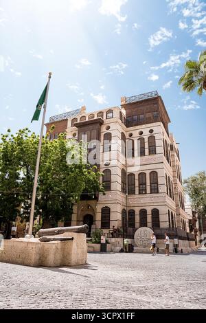 Jeddah, Saudi-Arabien - 20. april 2025: Historische Fassade des Nassif-Hauses in Al-Balad Dschiddah mit traditioneller Hijazi-Architektur und hölzernem Maschrabiya Stockfoto