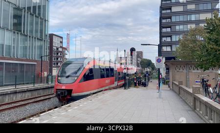 Enschede Overijssel Niederlande 26. September 2025 DB Deutsche Bahn Regionalbahn Linie RB51 zwischen Dortmund und Enschede kommt am Bahnhof Enschede an. International, zug, Verkehr, Passagier, Reisen, reis, Stockfoto