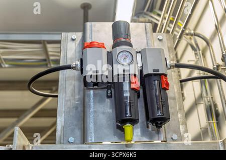 Industrieller Filterregler und Schmierstoffeinheit, Vorratsbehälter für Geräte, Ventil an Verarbeitungsgeräten, Schlachthöfe, Industriesysteme Stockfoto