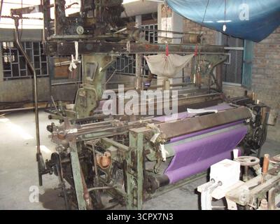 Traditioneller Maschinenwebstuhl in Manikganj, Bangladesch Stockfoto