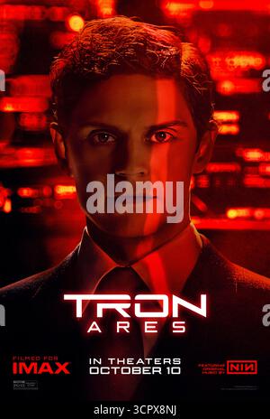 TRON: Ares (2025) unter der Regie von Joachim Rønning mit Evan Peters in der Hauptrolle als Julian Dillinger, dem mächtigen Anführer von Dillinger Systems und Enkel von Ed Dillinger, der Bedrohungen an der Schnittstelle von Technologie und Menschheit navigiert. NUR FÜR REDAKTIONELLE ZWECKE des Posters mit US-Schriftzeichen. Quelle: BFA / Walt Disney Studios Motion Pictures Stockfoto