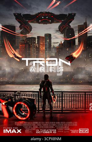 TRON: Ares (2025) von Joachim Rønning mit Jared Leto, Evan Peters und Greta Lee. Ein Programm durchquert die menschliche Welt und löst einen neuen Kampf zwischen Realität und digitaler Grenze aus. Foto eines Original-Posters aus dem Jahr 2025 (USA), das NUR FÜR REDAKTIONELLE ZWECKE VERWENDET WIRD. Quelle: BFA / Walt Disney Studios Motion Pictures Stockfoto
