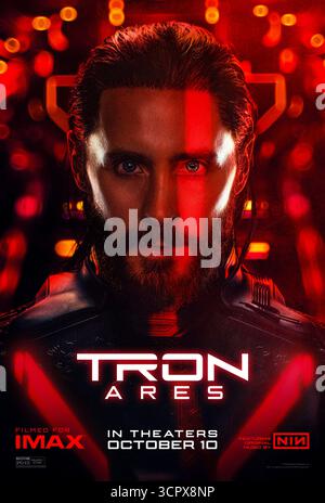 TRON: Ares (2025) unter der Regie von Joachim Rønning und mit Jared Leto als Ares, einem fortschrittlichen Programm, das von der digitalen Welt in die Realität geschickt wurde, auf einer gefährlichen Mission, die die erste Begegnung der Menschheit mit Wesen künstlicher Intelligenz markiert. NUR FÜR REDAKTIONELLE ZWECKE des Posters mit US-Schriftzeichen. Quelle: BFA / Walt Disney Studios Motion Pictures Stockfoto