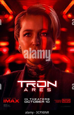 TRON: Ares (2025) unter der Regie von Joachim Rønning mit Gillian Anderson in der Hauptrolle der Elisabeth Dillinger, der gewaltigen Matriarchin der Familie Dillinger, deren Einfluss das Schicksal der digitalen und menschlichen Welt prägt. NUR FÜR REDAKTIONELLE ZWECKE des Posters mit US-Schriftzeichen. Quelle: BFA / Walt Disney Studios Motion Pictures Stockfoto