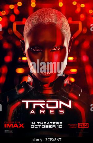 TRON: Ares (2025) unter der Regie von Joachim Rønning und mit Jodie Turner-Smith als Athena, einem beeindruckenden Programm, das Ares an zweiter Stelle steht, auf einer Mission, die die Grenze zwischen KI und Menschlichkeit herausfordert. NUR FÜR REDAKTIONELLE ZWECKE des Posters mit US-Schriftzeichen. Quelle: BFA / Walt Disney Studios Motion Pictures Stockfoto
