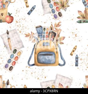 Zurück zur Schule. Handgezeichnetes nahtloses Aquarellmuster mit Rucksack, Laken, Schulutensilien und Herbstlaub. Niedlicher Schuldruck für Kinder auf weißem Ba Stockfoto