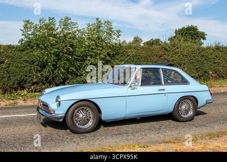 1973 70er Jahre Blue MG B GT British Sports Car Benzin 1798 ccm; Oldtimer-Liebhaber reisen schnell zur Cheshire Classic Car Show, Großbritannien Stockfoto