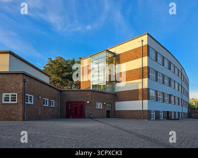 Modernes Bürogebäude oder Schule mit Ziegelfassade Stockfoto