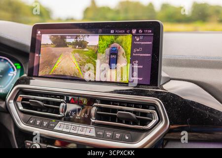 Nahaufnahme des Displays für Elektrofahrzeuge mit Einparkhilfe und Rückfahrkamera im Innenraum des BMW iX3 M Sport. Schweden. Stockfoto