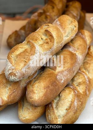 Frisch gebackene Baguettes in Nahaufnahme mit knusprigen Krusten und weichen Innenräumen. Mobiles Foto Stockfoto