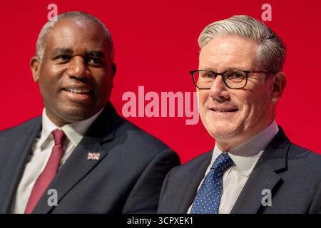September 2025. Premierminister Sir Keir Starmer spricht zum ersten Konferenztag der Labour-Konferenz in Liverpool. Keir Starmer saß neben dem stellvertretenden Vorsitzenden David Lammy, der zusammen mit den Kabinettsmitgliedern im Publikum Charlotte Hennessy applaudierte und begrüßte, deren Vater James zu den 97 Toten der Hillsborough-Tragödie gehörte. Keir umarmte Charlotte, als sie auf die Bühne kam, um zu sprechen. Liverpool UK Bild: Garyrobertsphotography Credit: GaryRobertsphotography/Alamy Live News Stockfoto