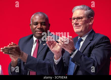 September 2025. Premierminister Sir Keir Starmer spricht zum ersten Konferenztag der Labour-Konferenz in Liverpool. Keir Starmer saß neben dem stellvertretenden Vorsitzenden David Lammy, der zusammen mit den Kabinettsmitgliedern im Publikum Charlotte Hennessy applaudierte und begrüßte, deren Vater James zu den 97 Toten der Hillsborough-Tragödie gehörte. Keir umarmte Charlotte, als sie auf die Bühne kam, um zu sprechen. Liverpool UK Bild: Garyrobertsphotography Credit: GaryRobertsphotography/Alamy Live News Stockfoto