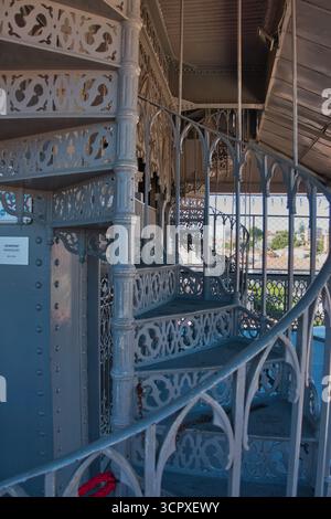 Verzierte Wendeltreppe aus Eisen, Lissabon - Nahaufnahme der zarten, neogotischen Wendeltreppe aus Schmiedeeisen auf der Spitze des Santa Justa Ele Stockfoto