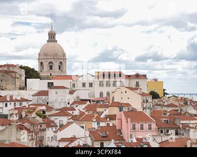 Lissabons Dächer und Santa Engrácia Dome - Panoramablick auf das dichte historische Viertel von Lissabon mit Terrakotta-roten Dächern und der berühmten Nation Stockfoto