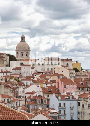 Lissabons Dächer und Santa Engrácia Dome - Panoramablick auf das dichte historische Viertel von Lissabon mit Terrakotta-roten Dächern und der berühmten Nation Stockfoto