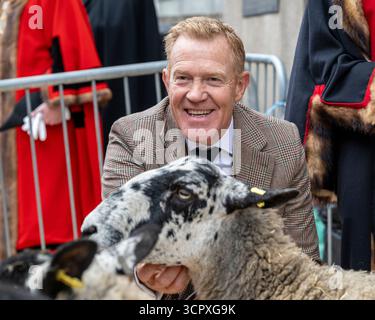 London, Großbritannien. 28. September 2025. Countryfile Moderator und britischer Schafzüchter Adam Henson vor der jährlichen Schaffahrt auf der Southwark Bridge. Die von der Worshipful Company of Woolmen organisierte Veranstaltung würdigt das historische Recht der Freien der Stadt, Schafe über die Themse und in die Stadt zu treiben, und sammelt Spenden für die Woolmen’s Charity und den Lord Mayor’s Appeal. Quelle: Stephen Chung / Alamy Live News Stockfoto