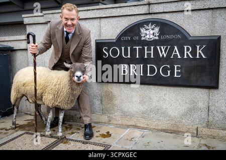 London, Großbritannien. 28. September 2025. Der Moderator und britische Schafzüchter Adam Henson während der jährlichen Schaffahrt auf der Southwark Bridge. Die von der Worshipful Company of Woolmen organisierte Veranstaltung würdigt das historische Recht der Freien der Stadt, Schafe über die Themse und in die Stadt zu treiben, und sammelt Spenden für die Woolmen’s Charity und den Lord Mayor’s Appeal. Quelle: Stephen Chung / Alamy Live News Stockfoto
