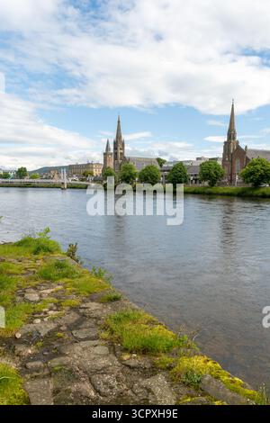 Blick nach Norden von der Huntly Street entlang des Flusses Ness mit Greig St Bridge, Kirchen und Telefonwechsel, Inverness. Stockfoto