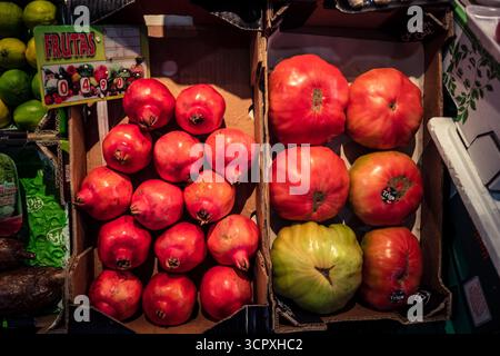Sevilla, Spanien, 21. September 2025 Obst und Hülsenfrüchte werden auf dem Triana Market verkauft, einem der beliebtesten Viertel von Sevilla. Stockfoto