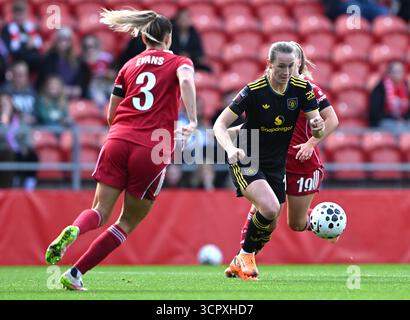 Elisabeth Terland von Manchester United (rechts) und Gemma Evans von Liverpool kämpfen um den Ball während des Spiels der Barclays Women's Super League im Totally Wicked Stadium in St. Helens. Bilddatum: Sonntag, 28. September 2025. Stockfoto