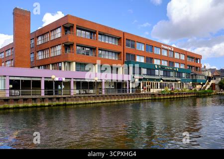 Blick auf den Fluss Wensum auf das Premier Inn Nelson City Centre Hotel, Norwich, Norfolk, England, Großbritannien. Standort für die Neuerschließung von Whitbread geplant Stockfoto