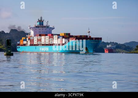 Das Containerschiff Maersk Bratan macht den Panamakanal Transit, Republik Panama, Zentralamerika. Stockfoto